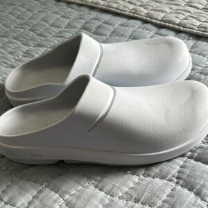 OOFOS Men's White Loafers & Slip-Ons